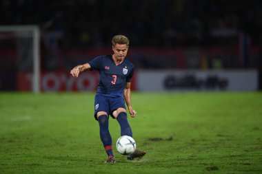 Pathumthani Tayland 5 Eylül 2019: Thammasat Stadyumu 'nda Vietnam' a karşı oynanan 2022 Dünya Kupası elemeleri sırasında Tayland 3 numaralı Theerathon Boonmatan 