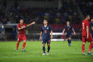 Pathumthani Thailand 5 Eylül 2019: Thammasat Stadyumu 'nda 2022 Dünya Kupası elemeleri sırasında Chanathip şarkı sözü # 10 Tayland futbolcusu eylemde 