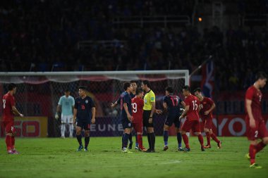 Pathumthani Thailand 5 Eylül 2019: Thammasat Stadyumu 'nda Vietnam' a karşı oynanan 2022 Dünya Kupası elemeleri sırasında Tayland 8 numaralı Thitipan phungjan oyuncusu 