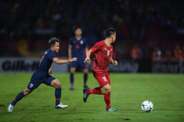 Pathumthani Thailand 5 Eylül 2019: Thammasat Stadyumu 'nda 2022 Dünya Kupası elemeleri sırasında Chanathip şarkı sözü # 10 Tayland futbolcusu eylemde 