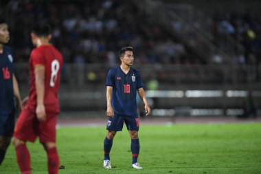 Pathumthani Thailand 5 Eylül 2019: Thammasat Stadyumu 'nda 2022 Dünya Kupası elemeleri sırasında Chanathip şarkı sözü # 10 Tayland futbolcusu eylemde 