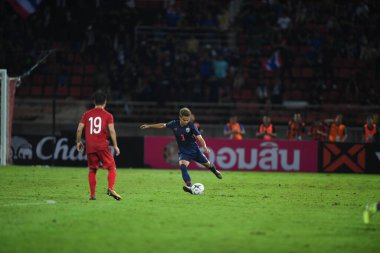 Pathumthani Tayland 5 Eylül 2019: Thammasat Stadyumu 'nda Vietnam' a karşı oynanan 2022 Dünya Kupası elemeleri sırasında Tayland 3 numaralı Theerathon Boonmatan 