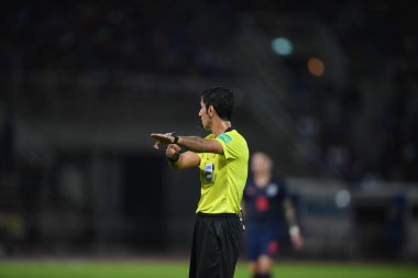 Pathumthani Tayland 5 sep 2019: Saoud ali j al-abda hakem 2022 Dünya Kupası elemeleri sırasında Thammasat Stadyumu 'nda Vietnam' a karşı 