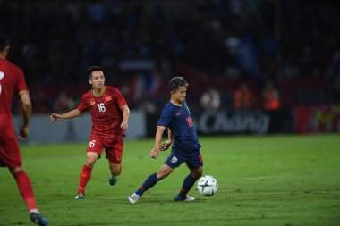 Pathumthani Thailand 5 Eylül 2019: Thammasat Stadyumu 'nda 2022 Dünya Kupası elemeleri sırasında Chanathip şarkı sözü # 10 Tayland futbolcusu eylemde 