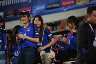 Pathumthani Tayland 5 Eylül 2019: Thammasat Stadyumu 'nda Vietnam' a karşı 2022 Dünya Kupası elemeleri sırasında Tayland 'ın BNK48 Kız grubu şarkıcısı 