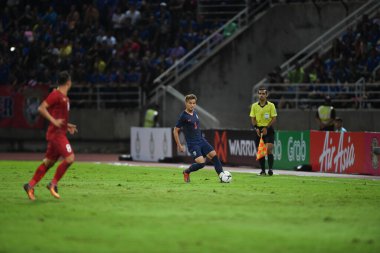 Pathumthani Tayland 5 Eylül 2019: Thammasat Stadyumu 'nda Vietnam' a karşı oynanan 2022 Dünya Kupası elemeleri sırasında Tayland 3 numaralı Theerathon Boonmatan 