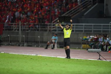 Pathumthani Thailand 5 sep 2019: 2022 Dünya Kupası elemeleri sırasında Thammasat Stadyumu 'nda Vietnam' a karşı hakem elinde ikame tahtası tutuyordu 