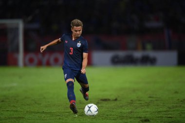 Pathumthani Tayland 5 Eylül 2019: Thammasat Stadyumu 'nda Vietnam' a karşı oynanan 2022 Dünya Kupası elemeleri sırasında Tayland 3 numaralı Theerathon Boonmatan 