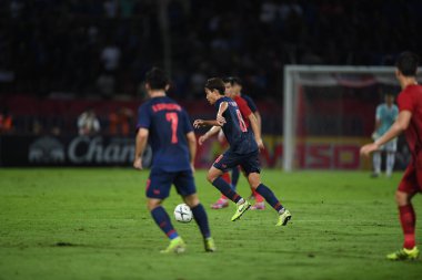 Pathumthani Thailand 5 Eylül 2019: Thammasat Stadyumu 'nda Vietnam' a karşı oynanan 2022 Dünya Kupası elemeleri sırasında Tayland 8 numaralı Thitipan phungjan oyuncusu 