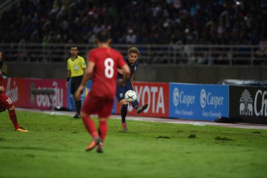 Pathumthani Tayland 5 Eylül 2019: Thammasat Stadyumu 'nda Vietnam' a karşı oynanan 2022 Dünya Kupası elemeleri sırasında Tayland 3 numaralı Theerathon Boonmatan 