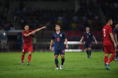 Pathumthani Thailand 5 Eylül 2019: Thammasat Stadyumu 'nda 2022 Dünya Kupası elemeleri sırasında Chanathip şarkı sözü # 10 Tayland futbolcusu eylemde 