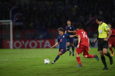 Pathumthani Thailand 5 Eylül 2019: Thammasat Stadyumu 'nda 2022 Dünya Kupası elemeleri sırasında Chanathip şarkı sözü # 10 Tayland futbolcusu eylemde 