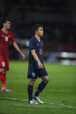 Pathumthani Thailand 5 Eylül 2019: Thammasat Stadyumu 'nda 2022 Dünya Kupası elemeleri sırasında Chanathip şarkı sözü # 10 Tayland futbolcusu eylemde 