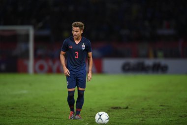 Pathumthani Tayland 5 Eylül 2019: Thammasat Stadyumu 'nda Vietnam' a karşı oynanan 2022 Dünya Kupası elemeleri sırasında Tayland 3 numaralı Theerathon Boonmatan 