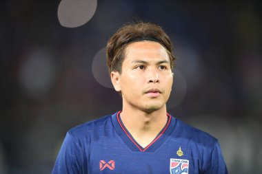 Pathumthani Thailand 5 Eylül 2019: Thammasat Stadyumu 'nda Vietnam' a karşı oynanan 2022 Dünya Kupası elemeleri sırasında Tayland 8 numaralı Thitipan phungjan oyuncusu 
