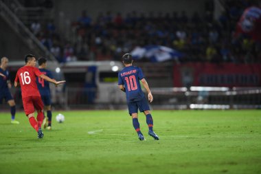 Pathumthani Thailand 5 Eylül 2019: Thammasat Stadyumu 'nda 2022 Dünya Kupası elemeleri sırasında Chanathip şarkı sözü # 10 Tayland futbolcusu eylemde 