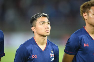 Pathumthani Thailand 5 Eylül 2019: Thammasat Stadyumu 'nda 2022 Dünya Kupası elemeleri sırasında Chanathip şarkı sözü # 10 Tayland futbolcusu eylemde 