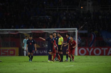 Pathumthani Thailand 5 Eylül 2019: Thammasat Stadyumu 'nda Vietnam' a karşı oynanan 2022 Dünya Kupası elemeleri sırasında Tayland 8 numaralı Thitipan phungjan oyuncusu 