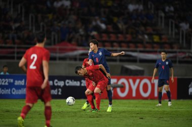 Pathumthani Thailand 5 Eylül 2019: Thammasat Stadyumu 'nda Vietnam' a karşı oynanan 2022 Dünya Kupası elemeleri sırasında Tayland 8 numaralı Thitipan phungjan oyuncusu 