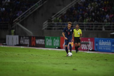 Pathumthani Tayland 5 Eylül 2019: Thammasat Stadyumu 'nda Vietnam' a karşı oynanan 2022 Dünya Kupası elemeleri sırasında Tayland 3 numaralı Theerathon Boonmatan 