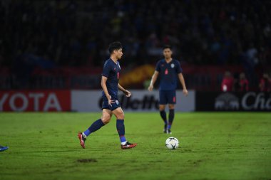 Pathumthani Tayland 5 Eylül 2019: Thammasat Stadyumu 'nda Vietnam' a karşı 2022 Dünya Kupası elemeleri sırasında Tanaboon Kesarat Tayland futbolcusu eylemde 