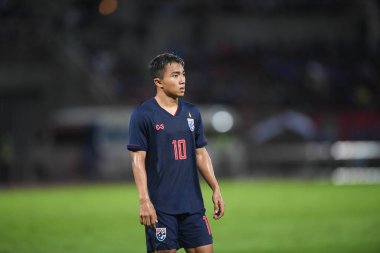 Pathumthani Thailand 5 Eylül 2019: Thammasat Stadyumu 'nda 2022 Dünya Kupası elemeleri sırasında Chanathip şarkı sözü # 10 Tayland futbolcusu eylemde 