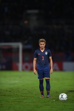 Pathumthani Tayland 5 Eylül 2019: Thammasat Stadyumu 'nda Vietnam' a karşı oynanan 2022 Dünya Kupası elemeleri sırasında Tayland 3 numaralı Theerathon Boonmatan 