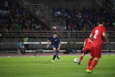 Pathumthani Thailand 5 Eylül 2019: Thammasat Stadyumu 'nda Vietnam' a karşı oynanan 2022 Dünya Kupası elemeleri sırasında Tayland 8 numaralı Thitipan phungjan oyuncusu 