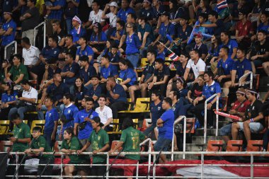 Pathumthani Tayland 5 Eylül 2019: Thammasat Stadyumu 'ndaki Vietnam maçında 2022 Dünya Kupası elemeleri sırasında Tayland' ın kimliği belirsiz taraftarı 