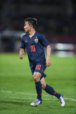 Pathumthani Thailand 5 Eylül 2019: Thammasat Stadyumu 'nda 2022 Dünya Kupası elemeleri sırasında Chanathip şarkı sözü # 10 Tayland futbolcusu eylemde 