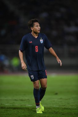 Pathumthani Thailand 5 Eylül 2019: Thammasat Stadyumu 'nda Vietnam' a karşı oynanan 2022 Dünya Kupası elemeleri sırasında Tayland 8 numaralı Thitipan phungjan oyuncusu 