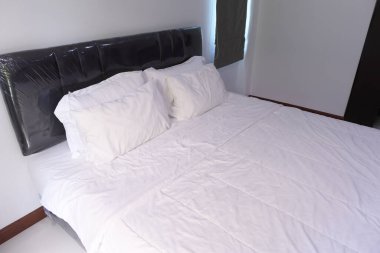 Yatak odası yastıklı rahat yatak manzarası