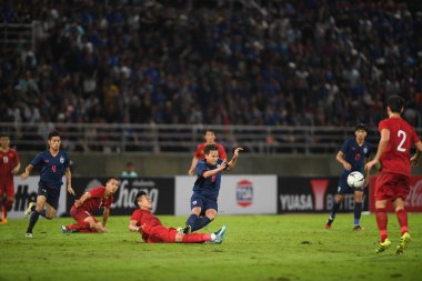 Pathumthani Thailand 5 Eylül 2019: Thammasat Stadyumu 'nda Vietnam' a karşı oynanan 2022 Dünya Kupası elemeleri sırasında Tayland 8 numaralı Thitipan phungjan oyuncusu 