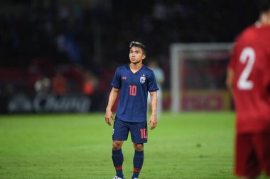 Pathumthani Thailand 5 Eylül 2019: Thammasat Stadyumu 'nda 2022 Dünya Kupası elemeleri sırasında Chanathip şarkı sözü # 10 Tayland futbolcusu eylemde 