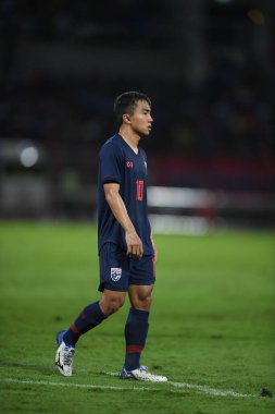 Pathumthani Thailand 5 Eylül 2019: Thammasat Stadyumu 'nda 2022 Dünya Kupası elemeleri sırasında Chanathip şarkı sözü # 10 Tayland futbolcusu eylemde 