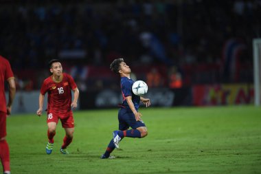 Pathumthani Thailand 5 Eylül 2019: Thammasat Stadyumu 'nda 2022 Dünya Kupası elemeleri sırasında Chanathip şarkı sözü # 10 Tayland futbolcusu eylemde 