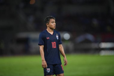 Pathumthani Thailand 5 Eylül 2019: Thammasat Stadyumu 'nda 2022 Dünya Kupası elemeleri sırasında Chanathip şarkı sözü # 10 Tayland futbolcusu eylemde 