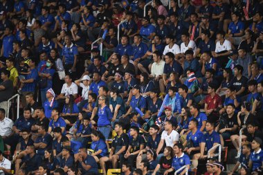 Pathumthani Tayland 5 Eylül 2019: Thammasat Stadyumu 'ndaki Vietnam maçında 2022 Dünya Kupası elemeleri sırasında Tayland' ın kimliği belirsiz taraftarı 
