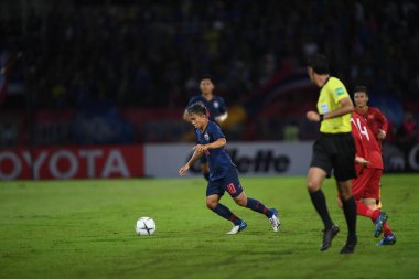 Pathumthani Thailand 5 Eylül 2019: Thammasat Stadyumu 'nda 2022 Dünya Kupası elemeleri sırasında Chanathip şarkı sözü # 10 Tayland futbolcusu eylemde 