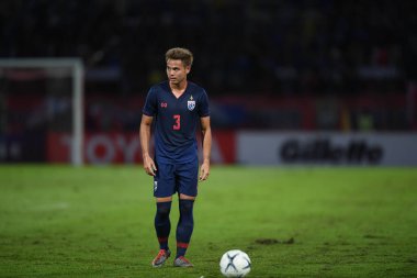 Pathumthani Tayland 5 Eylül 2019: Thammasat Stadyumu 'nda Vietnam' a karşı oynanan 2022 Dünya Kupası elemeleri sırasında Tayland 3 numaralı Theerathon Boonmatan 