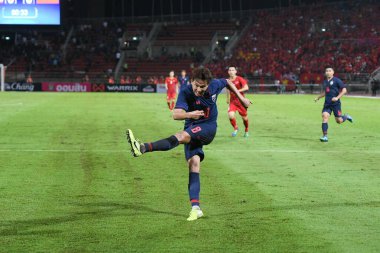 Pathumthani Thailand 5 Eylül 2019: Thammasat Stadyumu 'nda Vietnam' a karşı oynanan 2022 Dünya Kupası elemeleri sırasında Tayland 8 numaralı Thitipan phungjan oyuncusu 