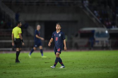 Pathumthani Thailand 5 Eylül 2019: Thammasat Stadyumu 'nda 2022 Dünya Kupası elemeleri sırasında Chanathip şarkı sözü # 10 Tayland futbolcusu eylemde 