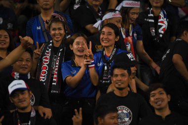 Pathumthani Tayland 5 Eylül 2019: Thammasat Stadyumu 'ndaki Vietnam maçında 2022 Dünya Kupası elemeleri sırasında Tayland' ın kimliği belirsiz taraftarı 