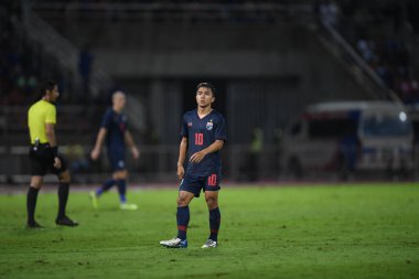 Pathumthani Thailand 5 Eylül 2019: Thammasat Stadyumu 'nda 2022 Dünya Kupası elemeleri sırasında Chanathip şarkı sözü # 10 Tayland futbolcusu eylemde 