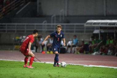 Pathumthani Tayland 5 Eylül 2019: Thammasat Stadyumu 'nda Vietnam' a karşı oynanan 2022 Dünya Kupası elemeleri sırasında Tayland 3 numaralı Theerathon Boonmatan 