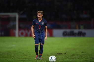 Pathumthani Tayland 5 Eylül 2019: Thammasat Stadyumu 'nda Vietnam' a karşı oynanan 2022 Dünya Kupası elemeleri sırasında Tayland 3 numaralı Theerathon Boonmatan 