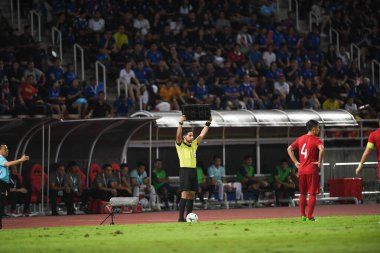 Pathumthani Thailand 5 sep 2019: 2022 Dünya Kupası elemeleri sırasında Thammasat Stadyumu 'nda Vietnam' a karşı yardımcı hakem elinde ek süre tutuyordu 