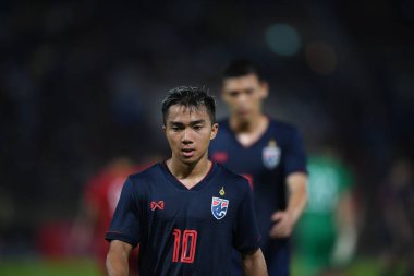 Pathumthani Thailand 5 Eylül 2019: Thammasat Stadyumu 'nda 2022 Dünya Kupası elemeleri sırasında Chanathip şarkı sözü # 10 Tayland futbolcusu eylemde 