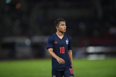 Pathumthani Thailand 5 Eylül 2019: Thammasat Stadyumu 'nda 2022 Dünya Kupası elemeleri sırasında Chanathip şarkı sözü # 10 Tayland futbolcusu eylemde