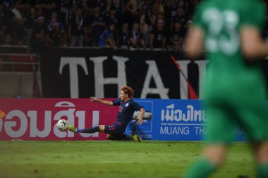 Pathumthani Tayland 5 Eylül 2019: Siwakorn Taitrakul # 21 Tayland Dünya Kupası elemeleri sırasında Thammasat Stadyumu 'nda Vietnam' a karşı oynandı 